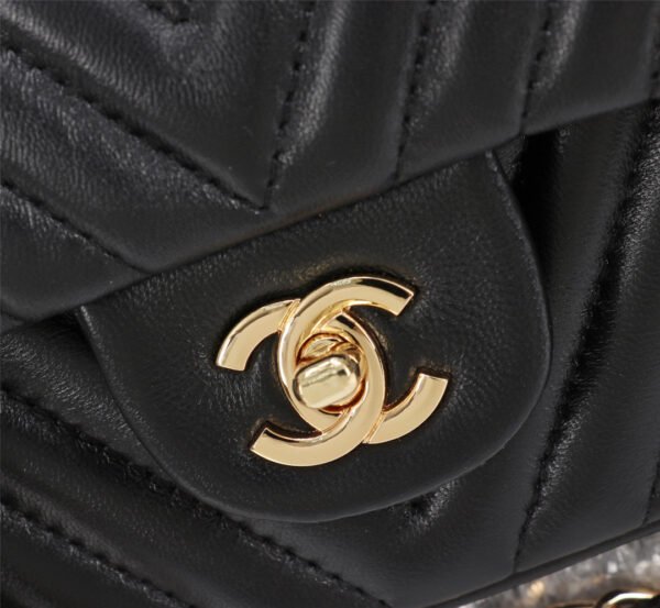 CHANEL Chain Shoulder Bag - Image 9