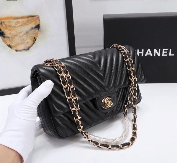 CHANEL Chain Shoulder Bag - Image 6