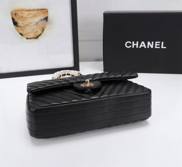 CHANEL Chain Shoulder Bag - Image 2