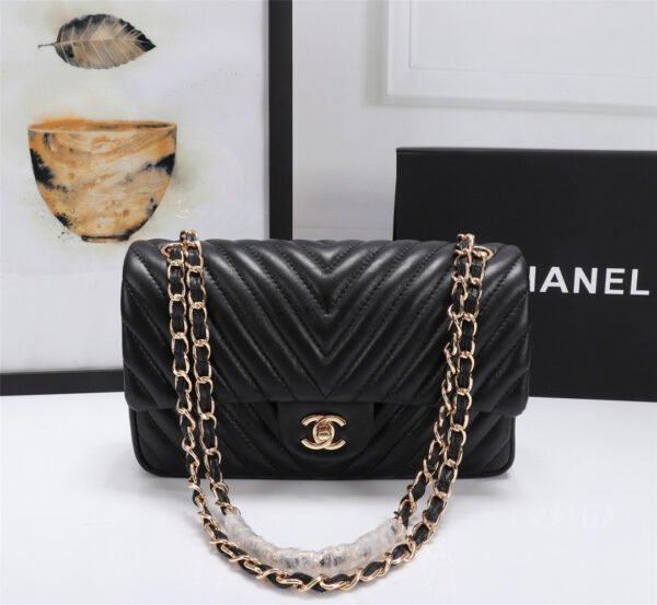 CHANEL Chain Shoulder Bag