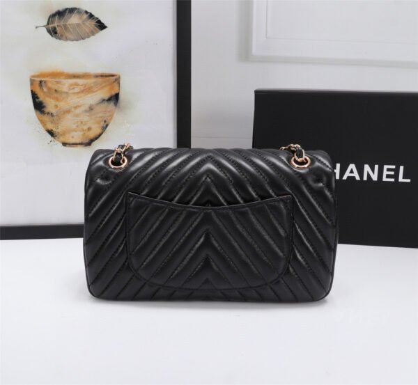 CHANEL Chain Shoulder Bag - Image 7