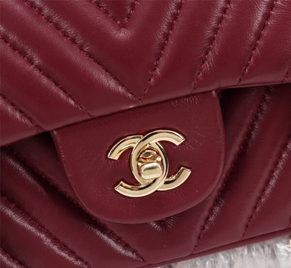 CHANEL Classic Chain Shoulder Bag - Image 9